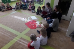 Odwiedziny uczniow w ramach akcji Cala Polska czyta dzieciom  sluchanie bajek o tematyce milosnej